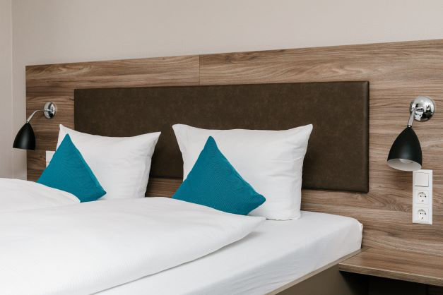 Bezogene Kissen auf Bett Bezogene Kissen auf Bett